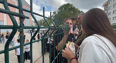 Tel örgü ardında sınav molası: Velilerden çocuklarına moral desteği