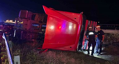 TEM Otoyolu'nda cip ile çarpışan tır, orta refüje devrildi: 2 yaralı