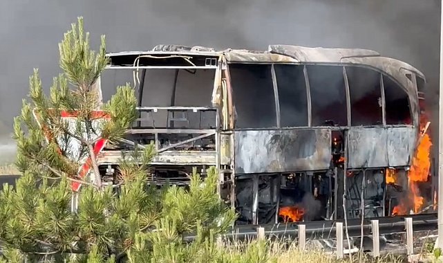 TEM'de yolcu otobüsü alev alev yandı: Yol trafiğe kapandı