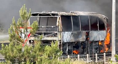 TEM'de yolcu otobüsü alev alev yandı: Yol trafiğe kapandı