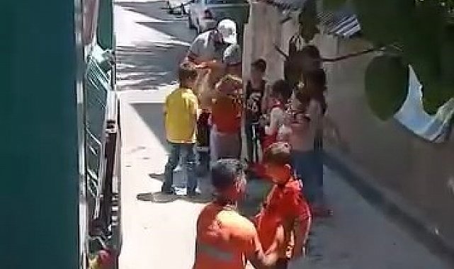 Temizlik personellnin hareketi yürekleri ısıttı