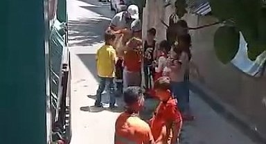 Temizlik personellnin hareketi yürekleri ısıttı