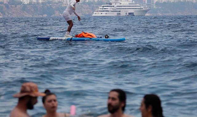 Termometreler 33 dereceyi gösterdi, Konyaaltı Sahili doldu taştı