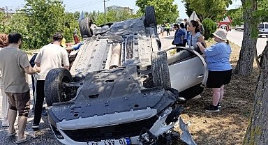 Ters dönen araçta sıkışan sürücüyü itfaiye kurtardı