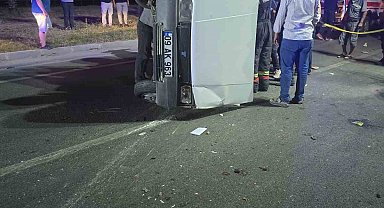 Ticari araç ile çarpışan otomobil yan yattı: 3 yaralı
