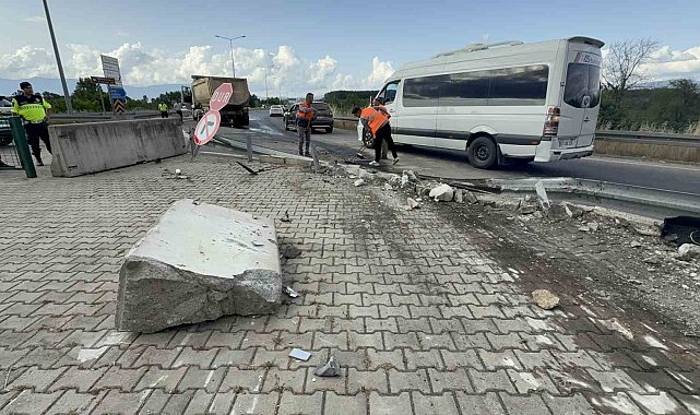 Tır, karayolları binasını teğet geçti: 1 tonluk beton blokları parçaladı