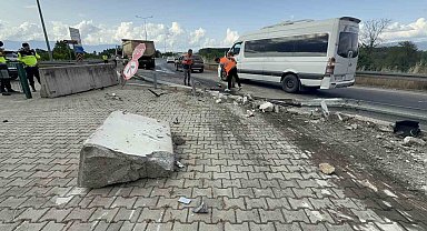 Tır, karayolları binasını teğet geçti: 1 tonluk beton blokları parçaladı