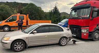 Tır otomobile arkadan çarptı, 2'i çocuk 3 kişi yaralandı