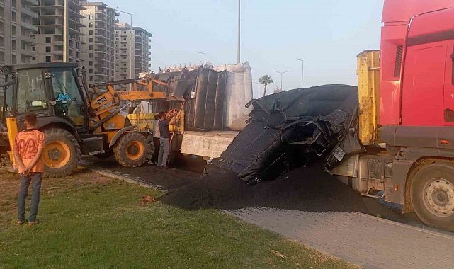 Tırdaki plastik ham madde yola saçıldı