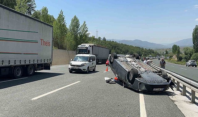 Tırın dorsesine çarpan otomobil takla attı: 5 yaralı