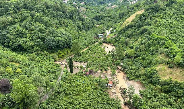Toklu Deresi taştı, eski devlet sahil yolu sular altında kaldı