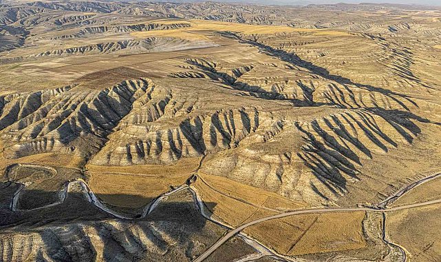 Toprağın renkleriyle şekillenen tepeler, kartpostallık manzara sunuyor