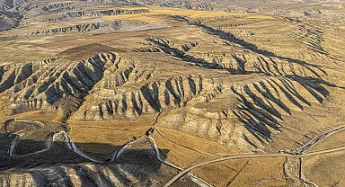 Toprağın renkleriyle şekillenen tepeler, kartpostallık manzara sunuyor
