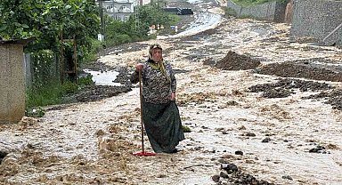 Trabzon şehir merkezinde yollar dereye döndü