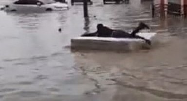 Trabzon'da göle dönen yolda yatak sefası