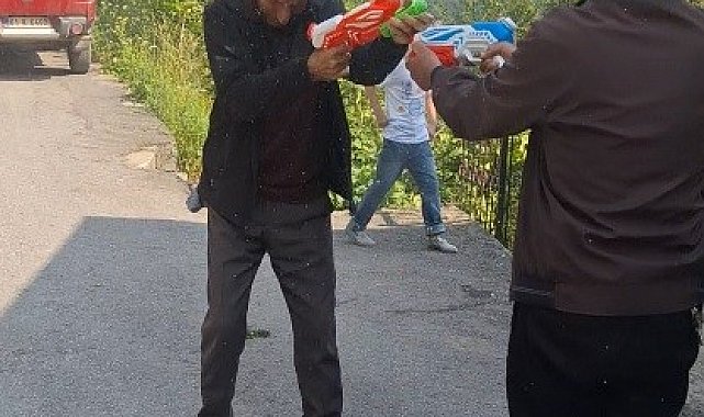 Trabzon'da gülümseten anlar: Amcaların su savaşı