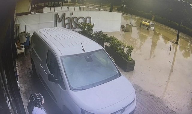 Trabzon'da yaşanan selin geliş anları güvenlik kameralarına yansıdı