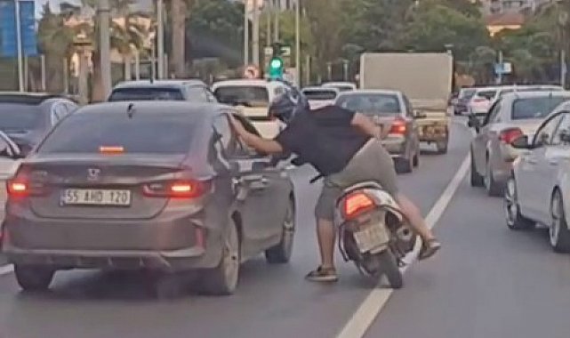 Trafikte tartışma büyüdü: Motosikletli sürücü otomobile vurdu