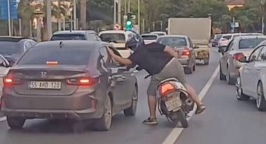 Trafikte tartışma büyüdü: Motosikletli sürücü otomobile vurdu