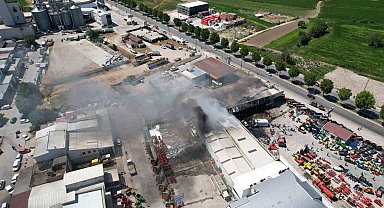 Traktör bayisinin deposundaki yangın havadan görüntülendi