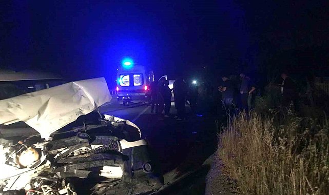 Traktör ile hafif ticari araç çarpıştı: 4 yaralı