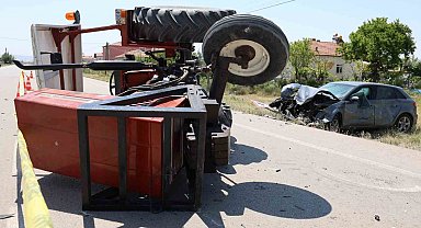 Traktör ile otomobil çarpıştı: 4 yaralı