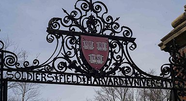 Trump'tan Harvard'a gelmeyi planlayan yeni yabancı öğrencilere vize yasağı