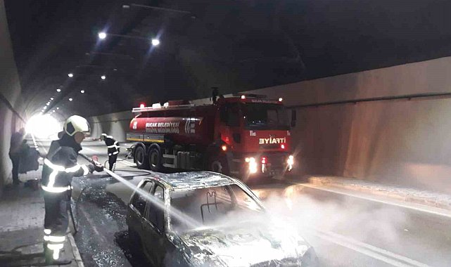 Tünel içinde alevlere teslim olan otomobil kullanılamaz hale geldi