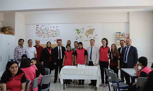 Turgutlu'da 33 bin 776 öğrenci karne heyecanı yaşadı