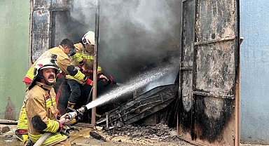 Turgutlu'da elektrik tesisatından çıkan yangında 2 ev küle döndü