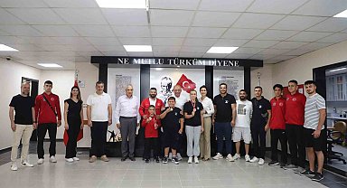 Turgutlulu şampiyon güreşçilerden Başkan Akın'a ziyaret