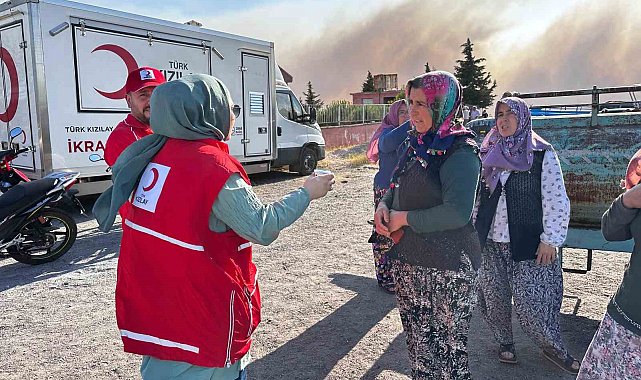 Türk Kızılay, Akhisar'da varandaşlara ve ekiplere desteğe devam ediyor
