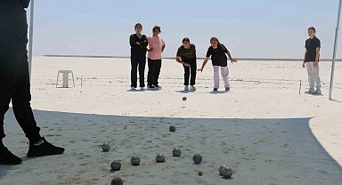 Tuz Gölü'nde öğrencilerin bocce heyecanı