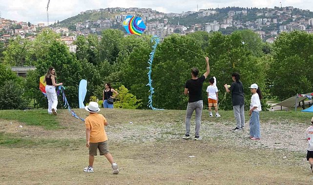 Uçurtmalar babalar için havalandı