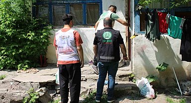 Umut Kervanı Ağrı Derneği yüzlerce aileye kurban eti dağıttı