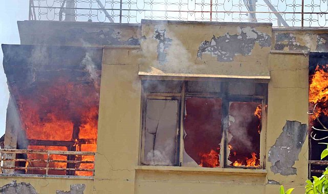 Ünlülerin program yaptığı eski televizyon kanalı binasında yangın