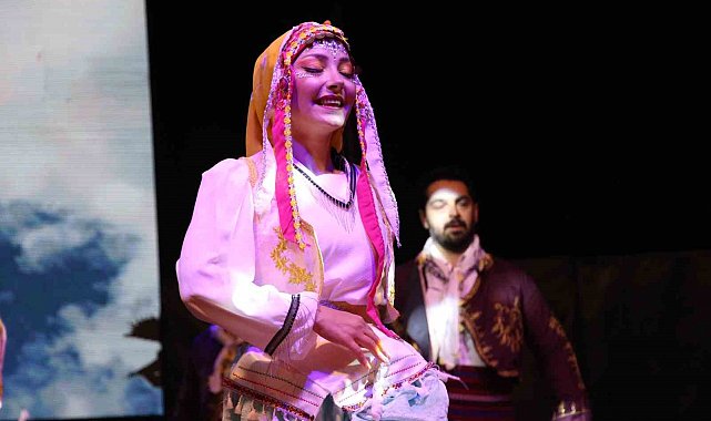 Uşak Maarif Halk Dansları Topluluğu sanatseverlerle buluştu