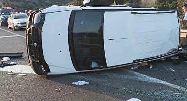 Uşak'ta hafif ticari aracın devrildi: 1 ölü, 4 yaralı