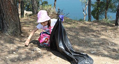 Uşak'ta minik eller gelecekleri için atık topladı