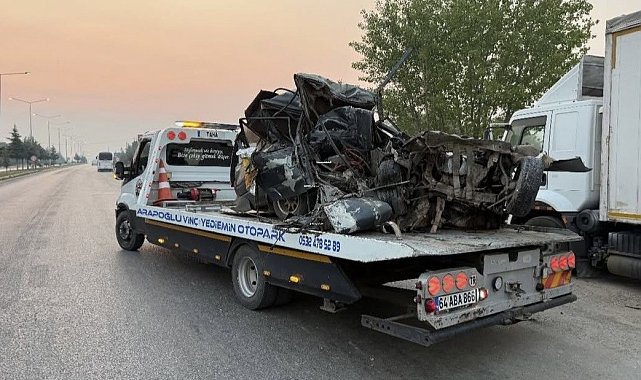 Uşak'ta otomobil park halindeki kamyona çarptı:1 ölü