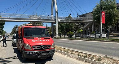 Üst geçidi kullanmayan şahıs demir korkulukta sıkıştı