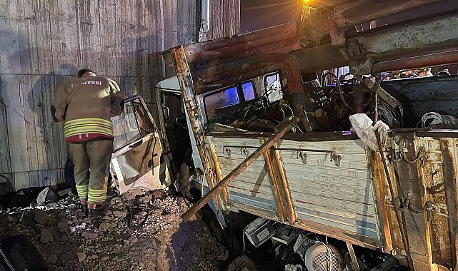 Üst geçit duvarına çarpan kamyondaki 2 kişi yaralandı