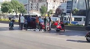 Üst geçit ihlali kazaya mâl oldu... Otomobilin çarptığı kadın ağır yaralandı