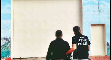 Uyuşturucu ticareti suçundan aranan şahsı polis yakaladı