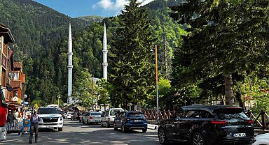 Uzungöl'de bayram yoğunluğu: Binlerce turist akın etti