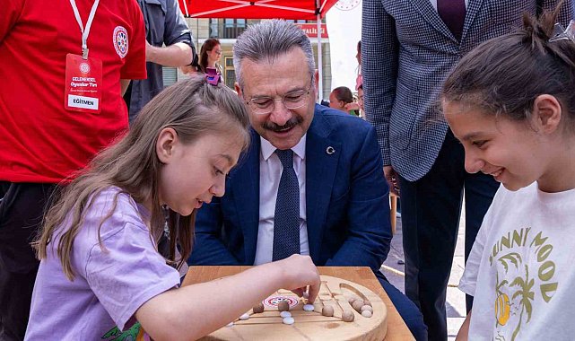 Vali Aksoy, 'Geleneksel Oyunlar Tırı'nı ziyaret etti