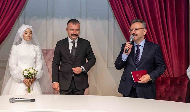Vali Aksoy, Aile ve Sosyal Hizmetler İl Müdürü Bayrak'ın nikah şahidi oldu