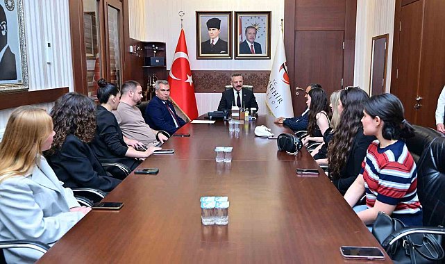 Vali Aksoy, basın kartlarını takdim etti