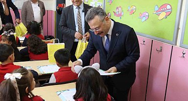 Vali Aksoy, öğrencilerin karne sevincine ortak oldu