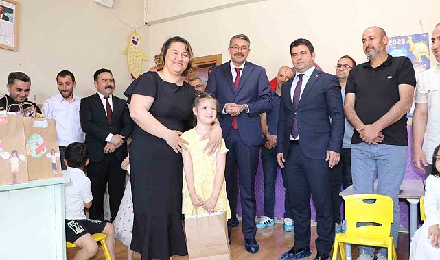 Vali Çelik, karne heyecanına ortak oldu